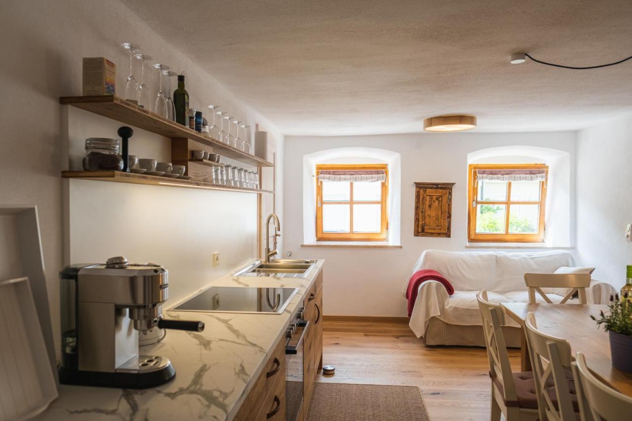 Gehobenes Ambiente In Historischer Wohnung Walting Eksteriør billede